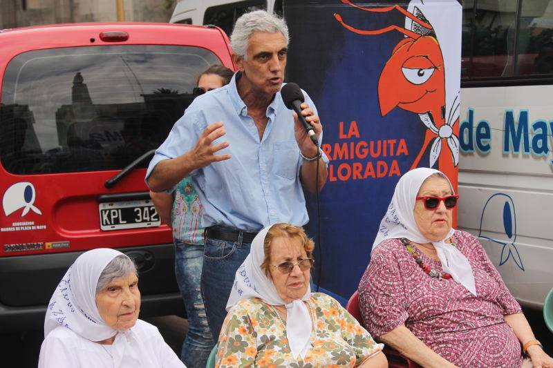 con las Madres en la Plaza de Mayo